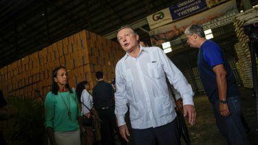 El embajador de Rusia en Cuba, Viktor Koronelli, sale de un almacén después de asistir a una ceremonia de donación de aceite de girasol en La Habana, Cuba, el miércoles 27 de septiembre de 2023.