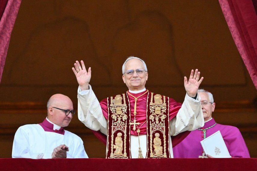 El recién elegido Papa León XIV, Robert Prevost, llega al balcón central de la Basílica de San Pedro por primera vez, tras la clausura del cónclave de los cardenales en el Vaticano, el 8 de mayo de 2025.