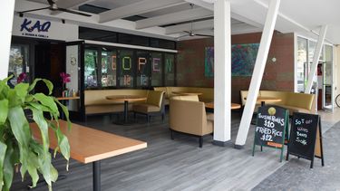 Vista parcial de un restaurante semi cerrado en Coral Gables.