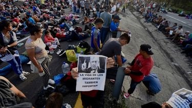 La caravana de migrantes bloquea la carretera en Huixtla, México.