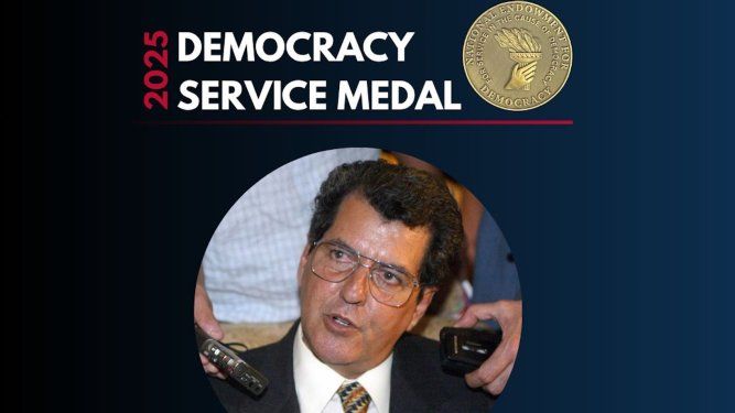 Medalla por Servicio a la Democracia, entregada por el National Endowment for Democracy (NED).
