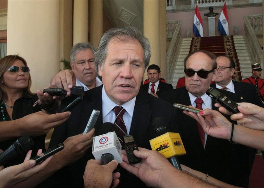 El ministro de Relaciones Exteriores de Uruguay, Luis Almagro (c), habla con la prensa. (EFE) 