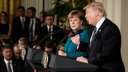 La canciller alemana Angela Merkel junto al presidente de EEUU, Donald Trump durante un encuentro en la Casa Blanca.&nbsp;