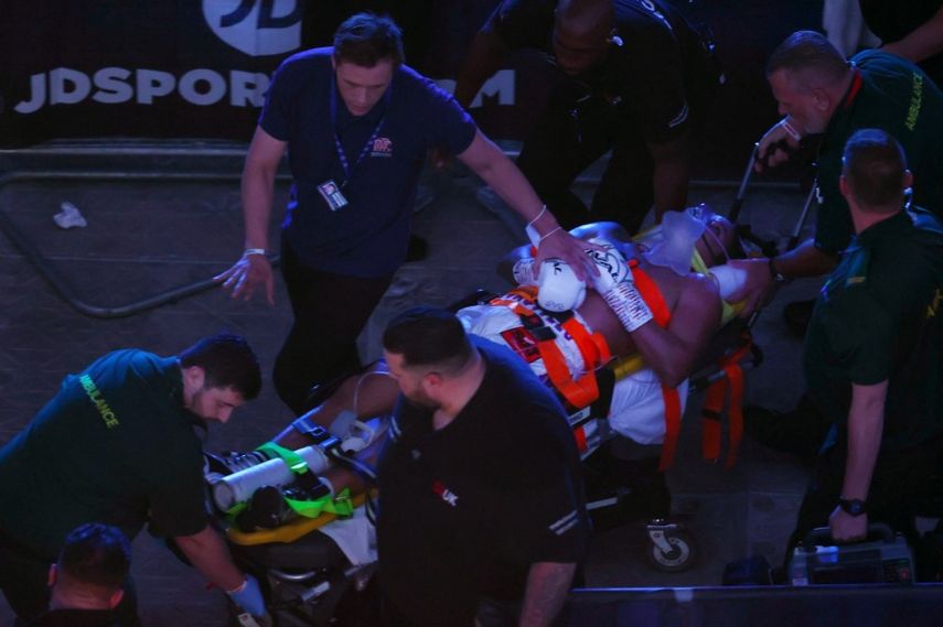 Los paramédicos y el personal médico sacan de la arena a Lenin Castillo de República Dominicana después de que fuera noqueado durante su combate de boxeo de peso semipesado contra el británico Callum Smith en el Tottenham Hotspur Stadium en el norte de Londres en septiembre.