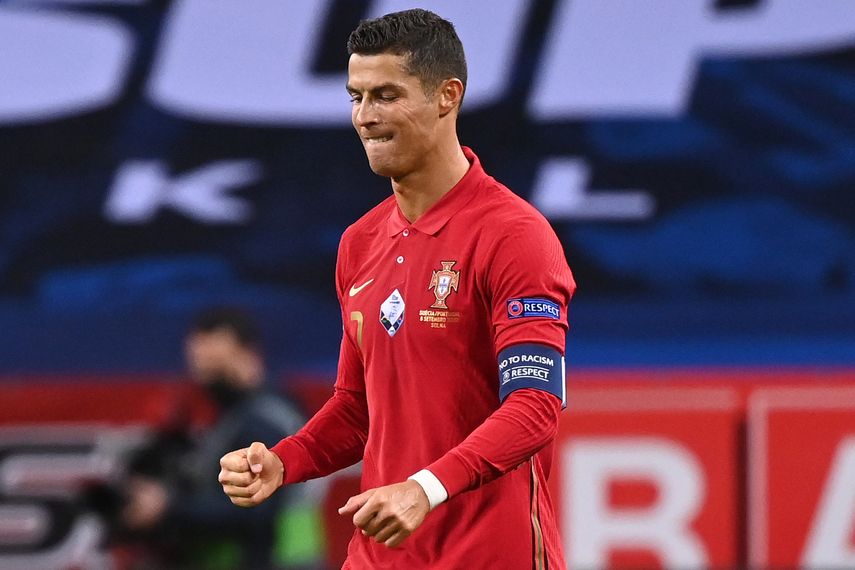Cristiano Ronaldo celebrar llegar al centenar de goles con la selección de Portugal en un juego contra Suecia el martes 8 de agosto de 2020