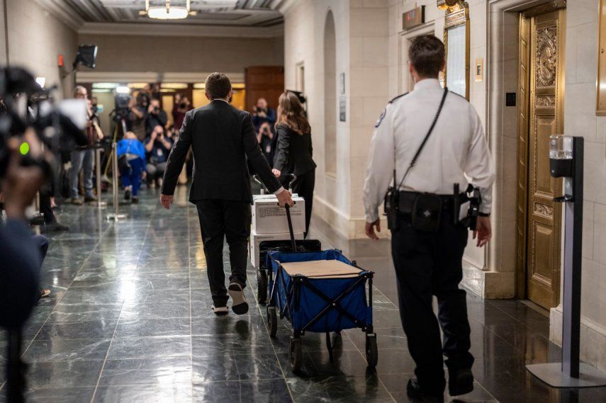 Cajas que contienen documentos relacionados con las declaraciones fiscales del expresidente Donald Trump llegan mientras la Comisión de Recursos y Arbitrios de la Cámara de Representantes sostiene una audiencia en el Capitolio de Washington el martes 20 de diciembre de 2022.