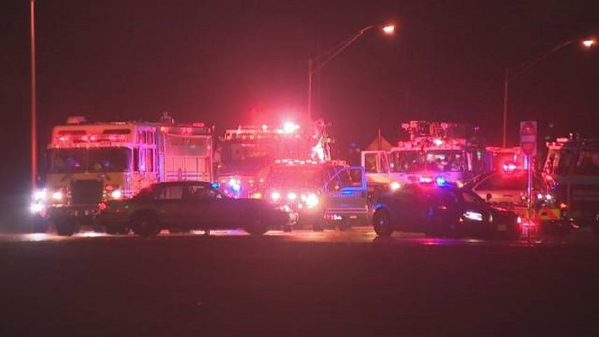 La portavoz de bomberos de Miami-Dade, Erika Benitez, dijo que se desplegaron&nbsp;unidades de aire, tierra y agua para buscar los restos en las oscuras áreas de los Everglades de Florida.