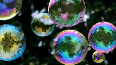 Profesor de ciencias muestra ciclo de vida de una pompa de jabón