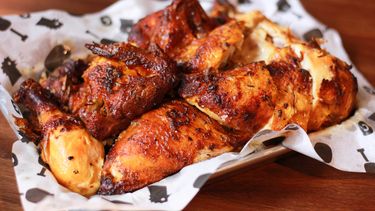 Pollo en brasas, preparado en Carbón Restaurant de Caracas