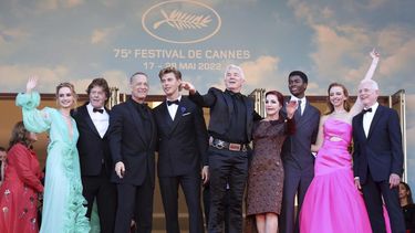De izquierda a derecha, las estrellas Olivia DeJonge, Jerry Schilling, Tom Hanks, Austin Butler, el director Baz Luhrmann, Priscilla Presley, Alton Mason, Natasha Bassett y el productor Patrick McCormick posan al llegar al estreno de Elvis&nbsp;en el Festival de Cine de Cannes, el miércoles 25 de mayo de 2022 en Cannes, Francia.&nbsp;