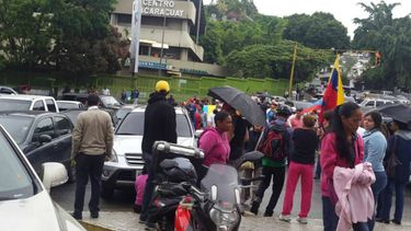 Opositores trancan el Distribuidor Santa Fe, ubicado en Caracas, en protesta a la Constituyente impulsada por Maduro.