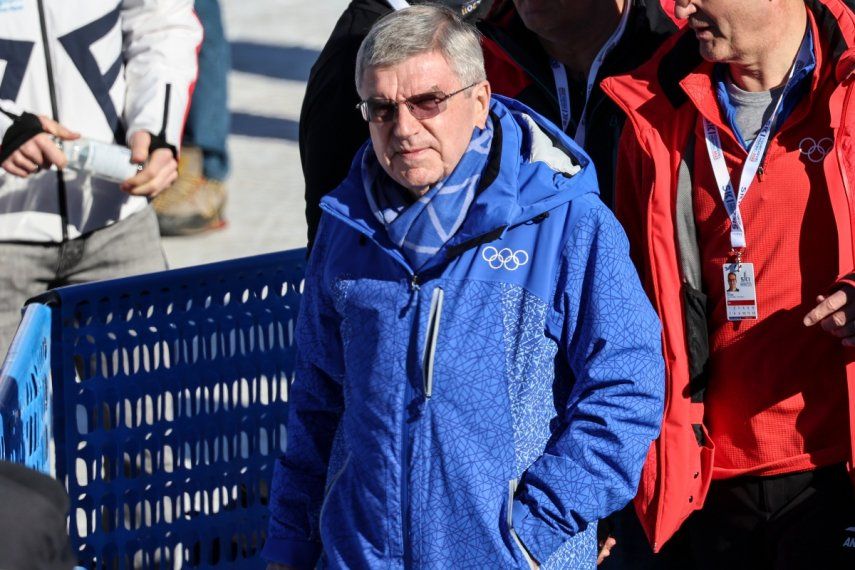 En foto del 12 de febrero del 2023, el presidente del Comité Olímpico Internacional, Thomas Bach, camina antes de la final del esquí alpino en el Campeonato del Mundo de descenso en Courchevel, Francia.