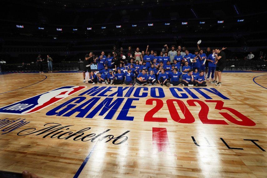 Los jugadores del Magic de Orlando y de los Hawks de Atlanta posan junto a niños con síndrome de Down, durante un entrenamiento en la Arena Ciudad de México, el miércoles 8 de noviembre de 2023.