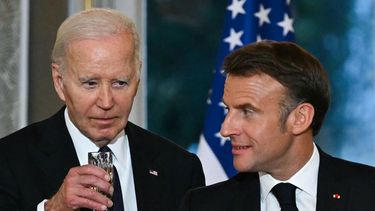 El presidente Joe Biden mira al presidente de Francia, Emmanuel Macron, mientras brindan durante una cena de estado oficial como parte de la visita del presidente de Estados Unidos a Francia, en el Palacio Presidencial del Elíseo en París el 8 de junio de 2024.