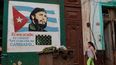 Una mujer camina cerca de una pancarta que representa al fallecido líder cubano Fidel Castro en La Habana.&nbsp;