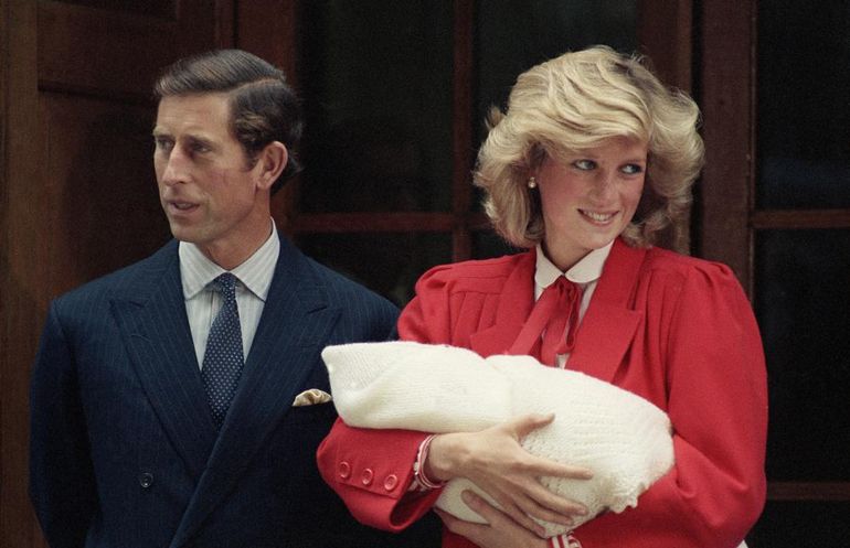 El príncipe Carlos y la princesa Diana de Gales salen del Hospital St. Mary en Paddington, Londres el 16 de septiembre de 1984 con su hijo el príncipe Enrique nacido el 15 de septiembre. 