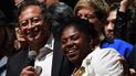 El recién elegido presidente colombiano Gustavo Petro (C) y su compañera de fórmula Francia Márquez (R) celebran en el Movistar Arena de Bogotá el 19 de junio de 2022 después de ganar la segunda vuelta de las elecciones presidenciales el 19 de junio de 2022.
