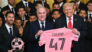 El delantero argentino del Inter Miami, Lionel Messi (izq), el dueño del club, Jorge Mas (centro), y el presidente de Estados Unidos, Donald Trump, posan con una camiseta con el número 47 y un balón autografiado durante un evento en la Casa Blanca.