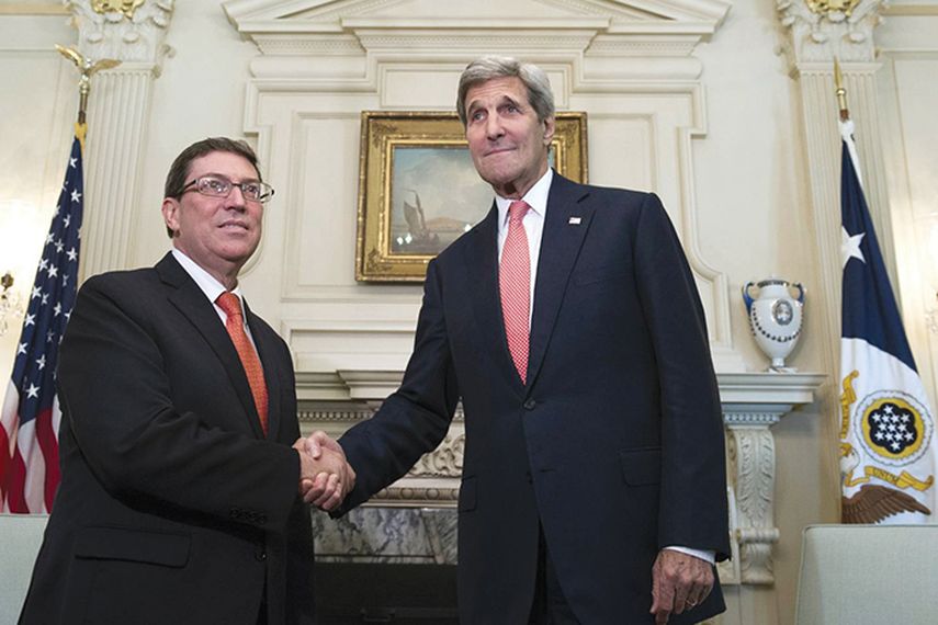 El canciller cubano, Bruno Rodríguez, y el  secretario de Estado, John Kerry. (ARCHIVO)