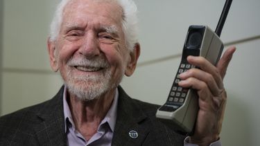 Martin Cooper, el inventor del primer teléfono móvil comercial, posa para la prensa con un Motorola DynaTAC 8000x, durante una entrevista con The Associated Press en el marco de la feria Mobile World Congress 2023 el lunes 27 de febrero de 2023 en Barcelona, España.&nbsp;