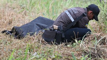 Un miembro de la policía cubre el cadáver del concejal de Durán, Bolívar Vera, en Daule, Ecuador, el 8 de septiembre de 2023.