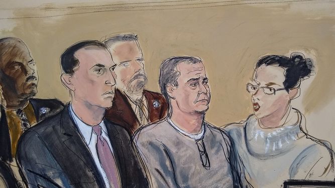 En este boceto del tribunal, el abogado C&eacute;sar de Castro, izquierda; el exsecreario de Seguridad P&uacute;blica de M&eacute;xico Genaro Garc&iacute;a Luna, centro, y una traductora, participan en una audiencia de lectura de cargos en la corte federal de Brooklyn el viernes 3 de enero de 2020.