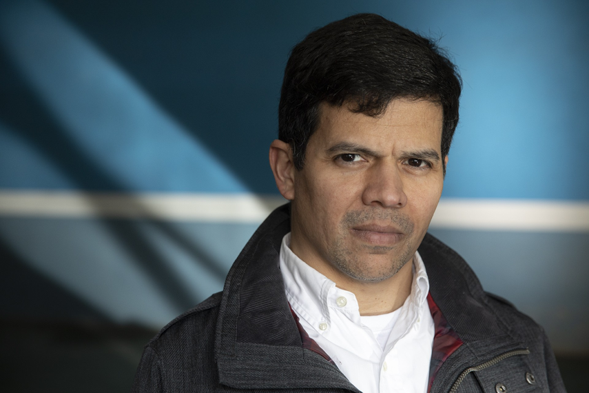 El escritor Eduardo Sánchez Rugeles regresa al mundo de las letras con&nbsp;Éxigo: el polvo en la garganta, una novela musical.