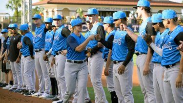 La manager de los Tampa Tarpons, Rachel Balkovec, centro, intercambia golpes de puño con sus jugadores, mientras hace su debut como manager de ligas menores de los Tarpons, una filial Single-A de los Yanquis de Nueva York, antes de un partido de béisbol contra los Lakeland Flying Tigers. , viernes 8 de abril de 2022, en Lakeland, Florida. Balkovec concluirá su segunda temporada como entrenadora Single-A de Tampa esta semana en el Joker Marchant Stadium en Lakeland, Florida.&nbsp;