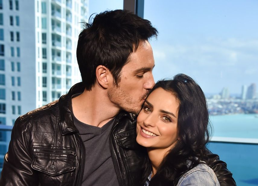 Mauricio Ochmann besa a su novia y coestrella de A La mala, Aislinn Derbez. (ÁlVARO MATA). 