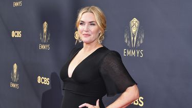 Kate Winslet posa en la alfombra de la edición 2021 de los premios Emmy.&nbsp;