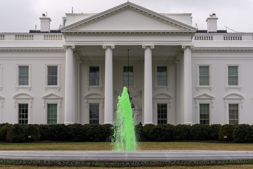 El agua de la fuente en el jardín norte de la Casa Blanca está teñida de verde para el Día de San Patricio, patrono de Irlanda, miércoles 17 de marzo de 2021.