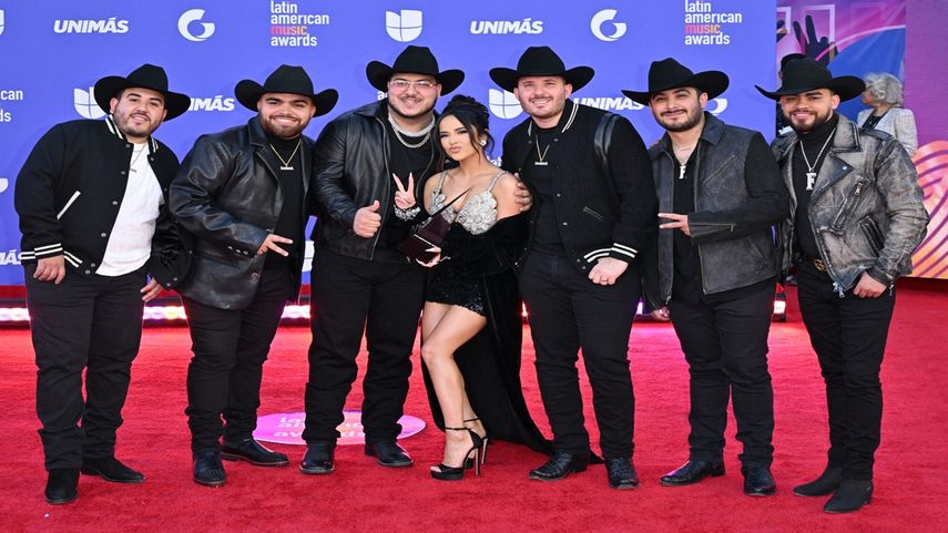 La cantante estadounidense Becky G sostiene un premio mientras posa con la banda mexicana Grupo Frontera a su llegada a la octava entrega anual de los Premios de la Música Latinoamericana en el MGM Grand Garden Arena en Las Vegas, Nevada, el 20 de abril de 2023.