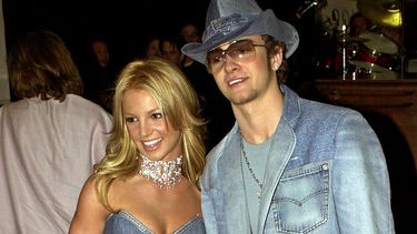 Britney Spears y Justin Timberlake llegan a la 28a entrega anual de los American Music Awards en Los Ángeles el 8 de enero de 2001. El libro de memorias de Spears The Woman in Me será publicado el 24 de octubre.