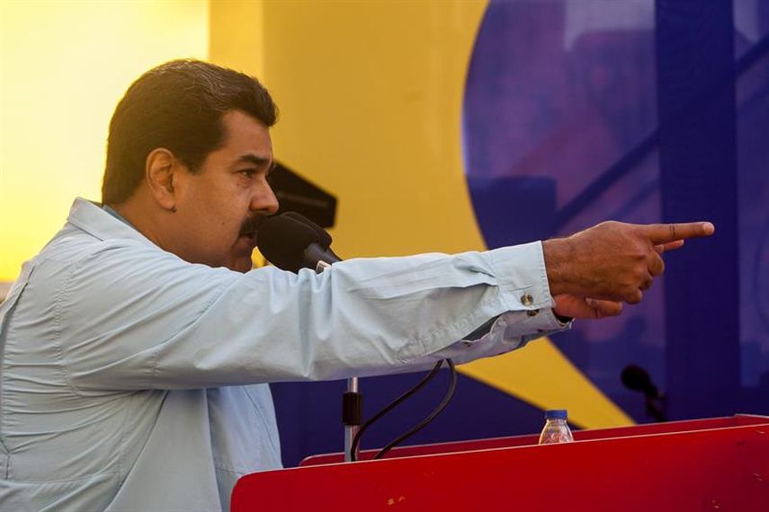 Nicolás Maduro habla a un grupo de trabajadores del sector petróleo que protestan por las sanciones de EEUU contra el país el 18 de marzo de 2015, en en el Palacio de Miraflores de Caracas. EFE