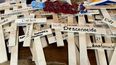 Fotografía que muestra cruces durante una rueda de prensa este lunes, en la Iglesia Presbiteriana del Sur de Tucson, Arizona (EE.UU.). Docenas de miembros y voluntarios de diversas organizaciones humanitarias en Estados Unidos y México iniciaron la edición 23 de la Caminata del Sendero Migrante, la cual honra la memoria de más de 8.000 d migrantes fallecidos en la frontera entre ambos países en las últimas décadas