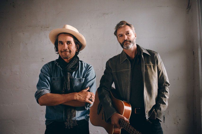 Jorge Villamizar y André Lopes se reencuentran como Bacilos, una vez más, en el álbum Pequeños romances.&nbsp;