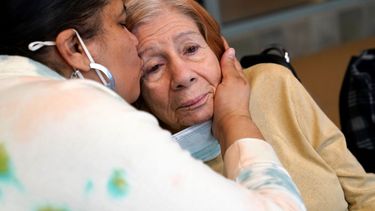 Rosa DeSoto, izquierda, abraza a su madre Gloria DeSoto, de 93 años, en un hogar de ancianos en Nueva York.&nbsp;