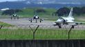 Cazas Mirage de la Fuerza Aérea de Taiwán se desplazan sobre una pista de una base, el viernes 5 de agosto de 2022, en Hsinchu, Taiwán. 