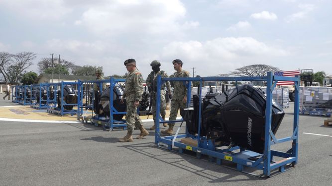 Parte del equipamiento de seguridad donado por EEUU a las Fuerzas Armadas de Ecuador, para apoyar la lucha de contra la violencia relacionada con bandas de narcotráfico.
