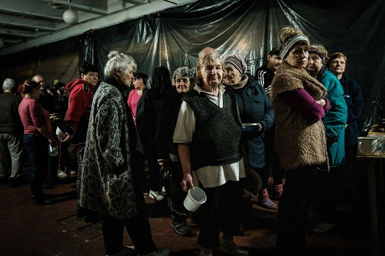 Los desplazados internos esperan la distribución de alimentos en un búnker en una fábrica en Severodonetsk, este de Ucrania, el 22 de abril de 2022 en medio de la invasión rusa de Ucrania.