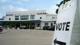Precinto electoral en la sede del Ayuntamiento de Miami. Precinto electoral en la sede del Ayuntamiento de Miami.