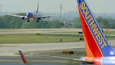 Fotografía de archivo de un avión de la aerolínea Southwest Airlines aterrizando en un aeropuerto de EEUU.