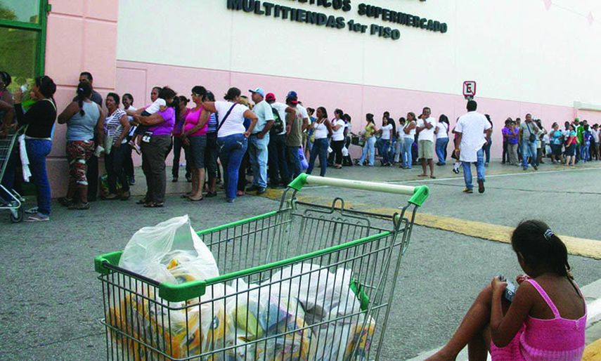 Para comprar los ingredientes de la típica hallaca, un venezolano tiene que llegar a los centros de distribución del Gobierno en la madrugada. Después debe esperar horas hasta que abran los lugares, la persona tiene que pasar por el sistema biométrico