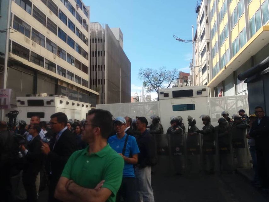 Fuerzas leales al r&eacute;gimen colocaron varias barricadas con la finalidad de impedir el ingreso de los diputados opositores a la Asamblea Nacional.&nbsp;