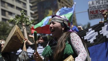 Una mujer ind&iacute;gena mapuche golpea un tambor durante una protesta antigubernamental en Santiago, Chile, el jueves 24 de octubre de 2019. La Alta Comisionada de la ONU para los Derechos Humanos, la expresidenta chilena Michelle Bachelet, enviar&aacute; una comisi&oacute;n a su pa&iacute;s para verificar las denuncias de supuestas violaciones a los derechos humanos durante las masivas protestas sociales en la naci&oacute;n sudamericana.&nbsp;