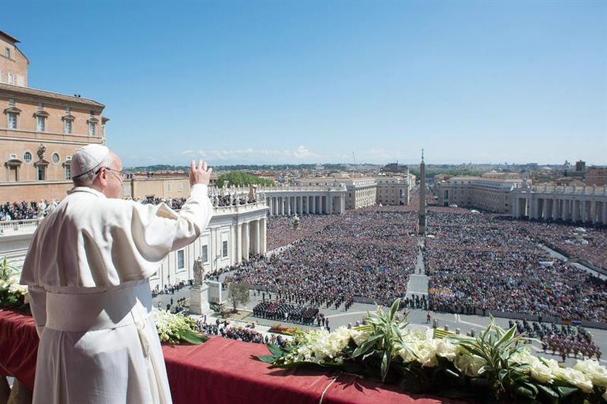 El papa Francisco durante su mensaje de Pascua en la basílica vaticana. (EFE)