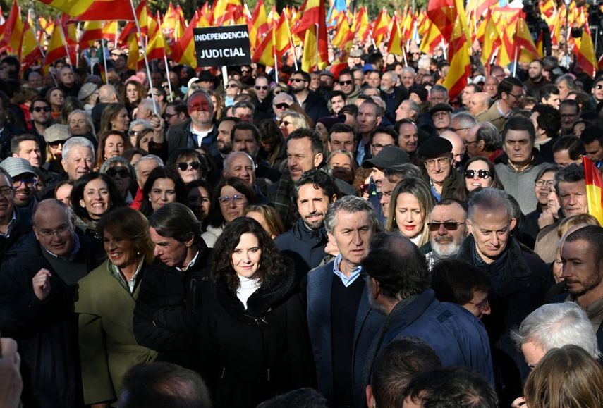 La exalcaldesa de Madrid, Ana Botella; su marido, el expresidente del Gobierno español, José María Aznar; la presidenta regional de Madrid, Isabel Ayuso; y el líder del opositor Partido Popular (PP), Alberto Núñez Feijóo, asisten a una manifestación contra la corrupción convocada por el PP frente al Templo de Debod en Madrid el 30 de noviembre de 2025.