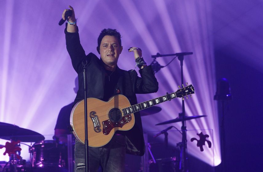 En el arranque de #LaGira en Chicago el astro español invitó a varios  dreamers a cantar Corazón Partío. Sanz tiene una campaña de apoyo a  dreamers y continuará con conciertos en Estados Unidos y México.