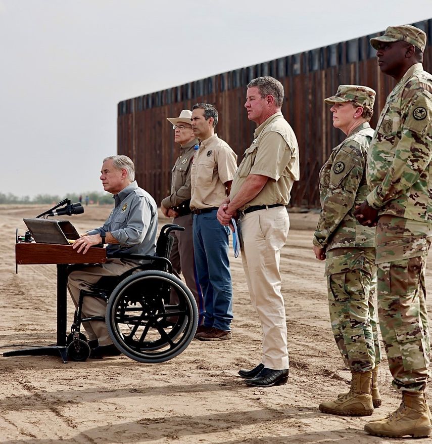 El gobernador de Texas Greg Abbott acompañado de autoridades locales anuncia la construcción del muro para frenar la migración.