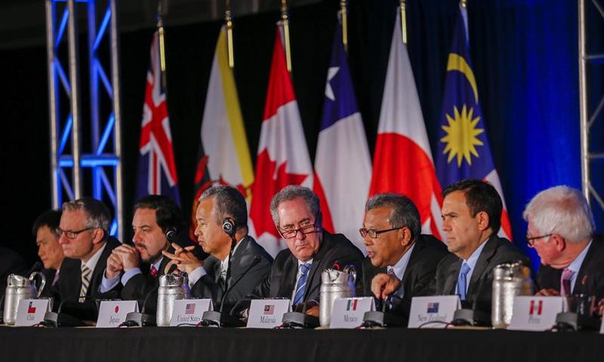 El representante de Comercio de Estados Unidos, Michael Froman (c), comparece en rueda de prensa junto a los representantes de once países del Pacífico en Atlanta, Estados Unidos. (EFE)